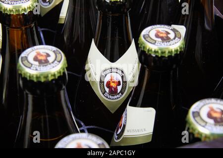 VIERSEN, DEUTSCHLAND - 21. AUGUST. 2019: Nahaufnahme der bayerischen Franziskaner Weizenbier- (Weissbier) Flaschen mit Kronlappen im Flaschengehäuse Stockfoto