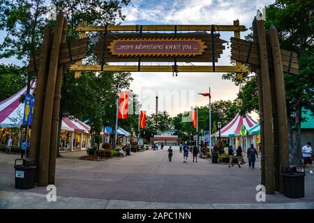 Gäste, die Spaß an Six Flags Great Adventure haben, einem berühmten Vergnügungspark im Jackson Township New Jersey Stockfoto