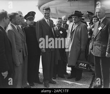 Billy Graham (amerikanischer Evangelist) in den Niederlanden, Ankunft Schiphol Datum: 22. Juni 1954 Ort: Noord-Holland, Schiphol Schlüsselwörter: Evangelisten, Religion, Flughäfen persönlicher Name: Graham, Billy Institution Name: Schiphol Stockfoto