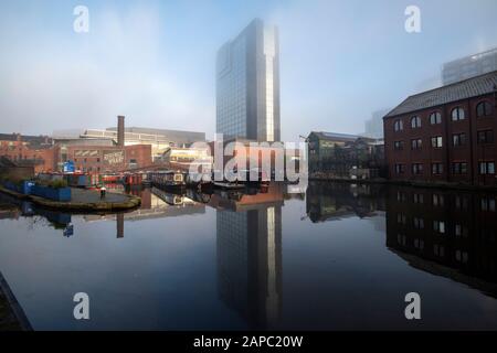 Nebeliger Wintermorgen im Gas-Street-Becken in Birmingham, West Midlands England, Großbritannien Stockfoto