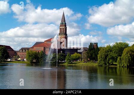 Deutschland, der See mit Brunnen, Rathaus und Opernhaus, nannte Den Kleinen Kiel Stockfoto