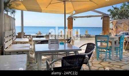 Griechenland, Insel Zakynthos, Strand und Restaurant in Laganas Stockfoto