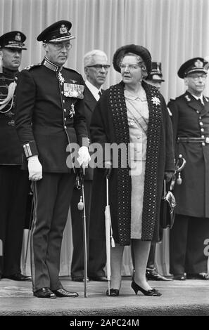 150 Jahre Militärbestellung von William, Königin Juliana und Prinz Bernhard während des Militärdefilés in den Haag Datum: 28. april 1965 Ort: Den Haag, Zuid-Holland Stichwörter: Defilés, Königinnen, Princes persönlicher Name: Bernhard (Prinz Niederlande), Juliana (Königin Niederlande) Institutionenname: Miliaire Willemsorde Stockfoto