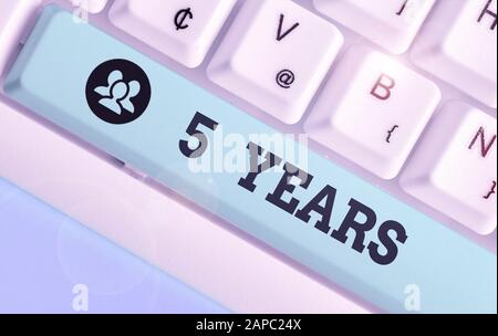 Textschild mit 5 Jahren. Geschäftlicher Fototext das Sammeln oder produzieren von Geld für einen bestimmten Zweck Stockfoto