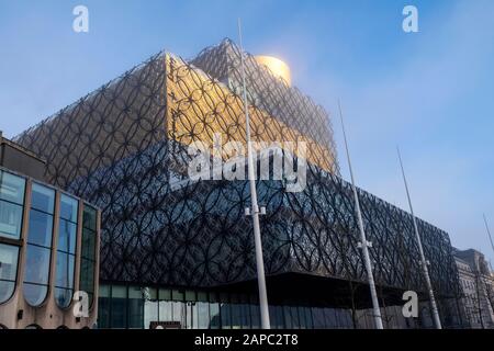 Die neue Bibliothek von Birmingham, umgeben von Winternebel, Birmingham West Midlands England UK Stockfoto