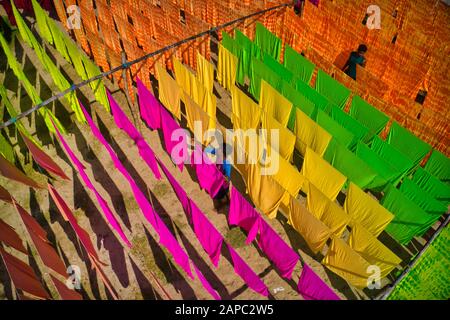 Trocknendes Tuch unter heißer Sonne in Narayanganj, Bangladesch Stockfoto