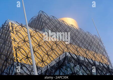 Die neue Bibliothek von Birmingham, umgeben von Winternebel, Birmingham West Midlands England UK Stockfoto