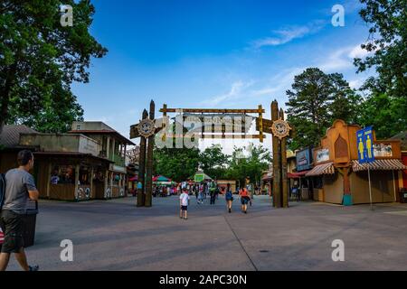 Gäste, die Spaß an Six Flags Great Adventure haben, einem berühmten Vergnügungspark im Jackson Township New Jersey Stockfoto