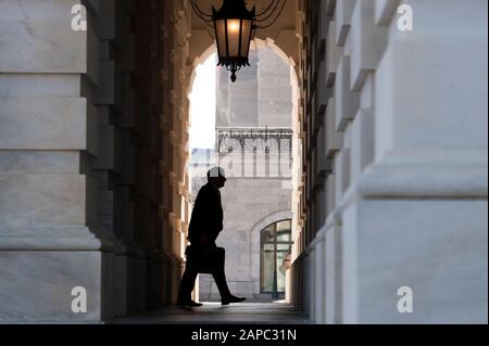 Washington DC, USA. Januar 2020. John Roberts, Chief Justice des Obersten Gerichtshofs, trifft am zweiten Tag des Amtsenthebungsververfahrens des Senats gegen Präsident Donald Trump im US-Kapitol in Washington, DC, Mittwoch, 22. Januar 2020 ein. (Foto von Rod Lamkey Jr. Credit: SIPA USA/Alamy Live News Stockfoto