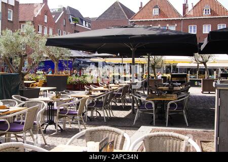 VENLO, NIEDERLANDE - 8. AUGUST. 2019: Blick auf leere Stühle und Tische auf dem Marktplatz Stockfoto