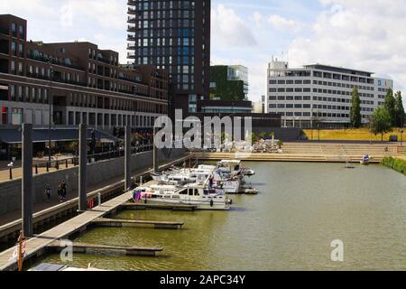 VENLO, NIEDERLANDE - 8. AUGUST. 2019: Blick auf den Hafen mit Booten und modernen Häusern Hintergrund Stockfoto