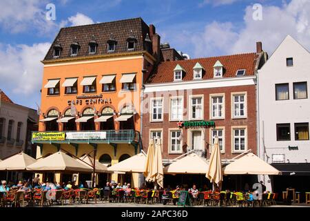 VENLO, NIEDERLANDE - 8. AUGUST. 2019: Blick auf den Platz vor dem Rathaus mit Leuten, die vor Cafés sitzen Stockfoto