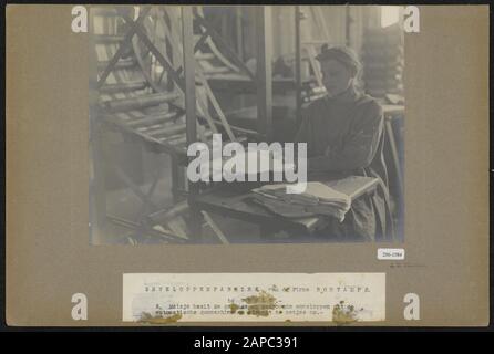 Enveloppenfabriek Bantamps in Venlo Beschreibung: 2. Mädchen nimmt die gummierten und getrockneten Umschläge von der automatischen Gummimaschine und stapelt sie sauber am Datum: 1919 Standort: Limburger, Venlo-Schlüsselwörter: Umschläge, Fabriken, Gummimaschinen Stockfoto