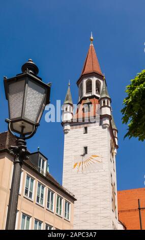 Sonnenuhr am Alten Rathausuhrturm Marienplatz in der Münchner Innenstadt, Bayern, Deutschland Stockfoto