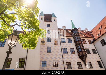 Gotischer Burgstockflügel mit Turm und verziertem Erker des Alten Hofs, einer mittelalterlichen Burg und ersten Residenz der Wittelsbacher Herzogtümer Stockfoto