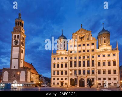 Augsburger Stadtbild mit beleuchtetem Perlach-Turm (Perlachturm) und Rathaus (Augsburger Rathaus) am Rathausplatz, Augsburg, Schwaben, Bayern, Deutschland Stockfoto