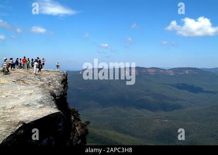 Katoomba, NSW, Australien - 22. Februar 2008: Nicht identifizierte Touristen am Kings Tableland Lookout im Blue Mountains National Park Stockfoto