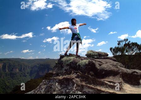 Katoomba, NSW, Australien - 22. Februar 2008: Unidentifizierte Teenager am Kings Tableland Lookout im Blue Mountains National Park Stockfoto