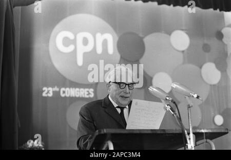 23. Kongress der Kommunistischen Partei Niederlande in Adam Paul de Groot bei dem Wort Datum: 6. Februar 1970 Ort: Amsterdam, Noord-Holland Schlüsselwörter: Kongresse persönlicher Name: Communist Party Niederlande, Groot, Paul de Stockfoto
