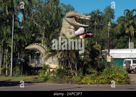 Humpty Doo, NT, Australien - 27. April 2010: Das Boxing Crocodile - lustiger Meilenstein in dem winzigen Dorf in Humpty Doo am oberen Ende des nördlichen Territos Stockfoto