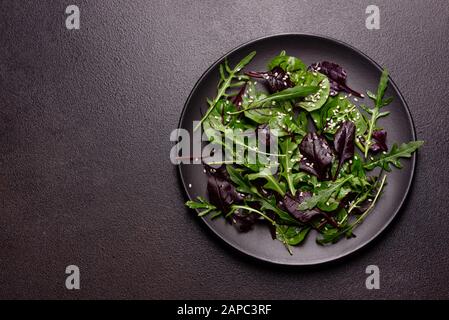 Gesundes Essen, Salatmischung mit Arugula, Spinat, Bullenblut, Rübenblättern und Mikrogrüns. Lebensmittelhintergrund, Kopierbereich Stockfoto