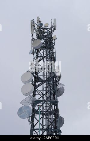 Mobilfunktürme sind eisig mit Frost und Kälte, Drähte im Schnee, Winter. Stockfoto