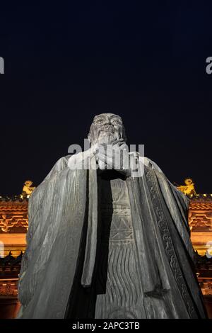 Asien, China, Provinz Jiangsu, Nanjing. Statue des Konfuzius draußen Stockfoto