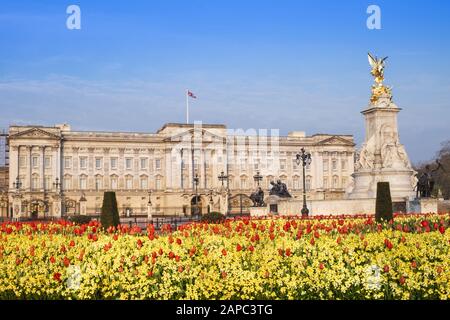 Die Fassade des Buckingham Palace, offizielle Residenz der Königin von England, Westminster, London Stockfoto