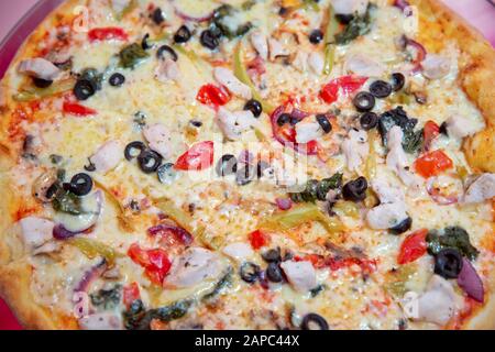 Einfache Pizza mit Mozzarella, Oliven und Kirschtomaten. Pizza mit Spinat, Feta, Oliven und Kirschtomaten, Pizza mit Peperoni und schwarzer Olive Stockfoto