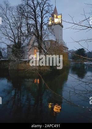 Österreich, beleuchtetes Schloss Ebreichsdorf mit Spiegelung im Teich Stockfoto