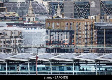 London. Brücke und Bahnhof der Blackfriars Railway, die Millennium Fußgängerbrücke und Gebäude des Finanzviertels City of London. Stockfoto