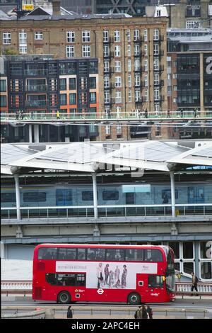 London. Brücke und Bahnhof der Blackfriars Railway, die Millennium Fußgängerbrücke und Gebäude des Finanzviertels City of London. Stockfoto