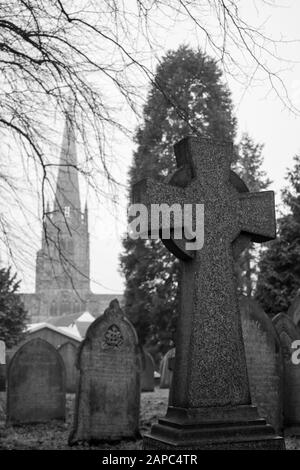 Kirche/Tempel und Weinende Engel Stockfoto