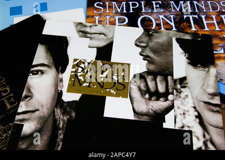 Viersen, Deutschland - 6. Januar. 2020: Ansicht über Simple Minds Band deckt Schallplattenkollektion ab Stockfoto