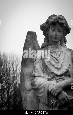 Kirche/Tempel und Weinende Engel Stockfoto
