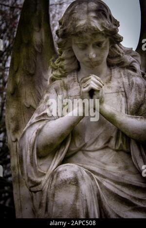 Kirche/Tempel und Weinende Engel Stockfoto