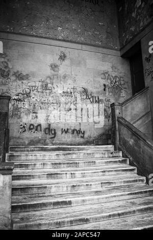 Kirche/Tempel und Weinende Engel Stockfoto