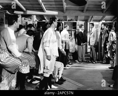 Babe RUTH als sich selbst und GARY COOPER als Lou Gehrig mit New York Yankees im STOLZ DES YANKEES 1942 Regisseur SAM WOOD die Geschichte des Lebens und der Karriere des Baseballspielers LOU GEHRIG Originalgeschichte Paul Gallico The Samuel Goldwyn Company / RKO Radio Pictures Stockfoto