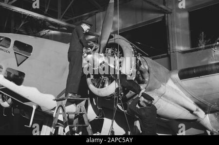320 Squadron RAF Coastal Command, besetzt mit Angehörigen des Luftfahrt-Dienstes der Marine, stationiert auf dem RAF-Stützpunkt Lechars in Fife in Schottland, eingesetzt bei Aufklärungsflügen, Landseerettungen, Konvoi- und Offensivangriffen über feindliches Gebiet [Zeitraum Oktober 1940 - Dezember 1941]. Mitglied des Bodenpersonals, das mit dem Wartungspomber beschäftigt ist Datum: 1941 Standort: Großbritannien, Schottland Schlüsselwörter: Luftwaffe, Marine, Wartung, Weltkrieg, Flugzeug Stockfoto