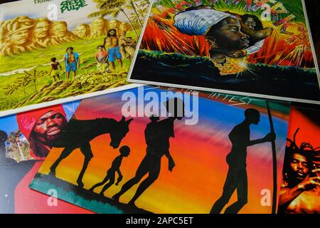 Viersen, Deutschland - 6. Januar. 2020: Blick auf bunte Cover der Roots-Reggae-Schallplattenkollektion Stockfoto