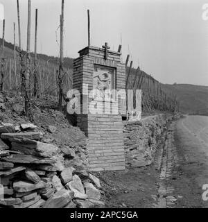 Mosel: Kreuzwegstationen bei Kröv Beschreibung: 3. Kreuzweg: Erstmals fällt Jesus unter das Kreuz. Anmerkung: Bildhauer: August Lebenstedt (1905-) Datum: 1960 Standort: Deutschland, Kröv, Rheinland-Pfalz, Westdeutschland Schlagwörter: Skulpturen, religiöse Kunst, Weinanbau Stockfoto