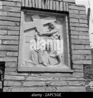 Mosel: Kreuzwegstationen bei Kröv Beschreibung: 3. Kreuzweg: Erstmals fällt Jesus unter das Kreuz. Anmerkung: Bildhauer: August Lebenstedt (1905-) Datum: 1960 Standort: Deutschland, Kröv, Rheinland-Pfalz, Westdeutschland Schlagwörter: Skulpturen, religiöse Kunst Stockfoto