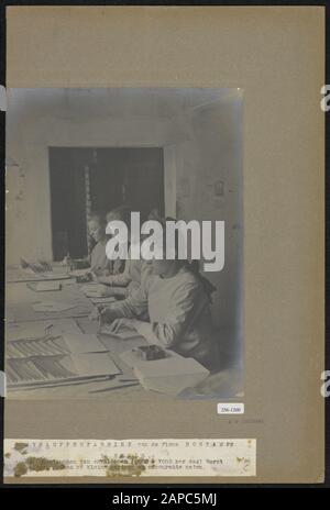 Envelope Factory Bontamps in Venlo Beschreibung: 4. Die Handlöschung von Umschlägen (6000-7000 pro Tag) erfolgt nur bei kleinen Chargen und Umschlaggrößen Datum: 1919 Standort: Limburger, Venlo-Schlüsselwörter: Umschläge, Fabriken Stockfoto