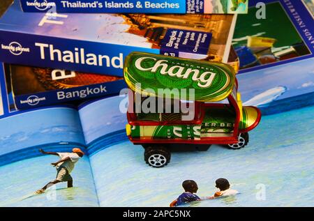 Viersen, Deutschland - 6. Januar. 2020: Reiseführer, Fotobuch, Tuk-Tuk-Modell und Stadtplan für die Planung einer Reise nach Thailand Stockfoto