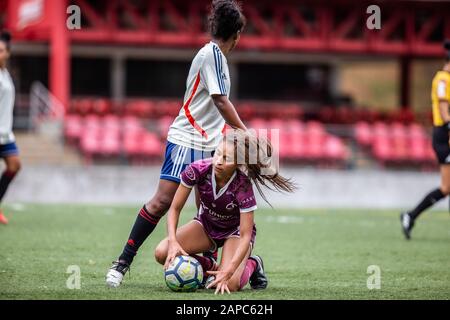 São PAULO, SP - 22.01.2020: São PAULO X JUVENTUS - Thais Gabrielle über Foul während des Spiels. Freundliche Frauen's Fußball zwischen São Paulo und Juventus, die beiden Mannschaften stehen sich gegenüber, die er in der Vorsaison auf den Beginn der Paulista und der brasilianischen Meisterschaften von 2020 abzielte. Das Freundschaftsspiel fand heute im Clube Social do Morumbi in São Paulo statt, diesen Mittwoch, den 22. Januar 2020. (Foto: Van Campos/Fotoarena) Stockfoto
