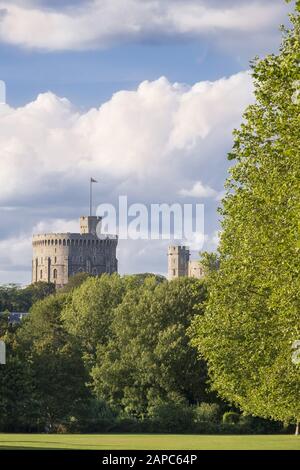 Schloss Windsor von den Gärten des Langen Spaziergangs aus gesehen Stockfoto