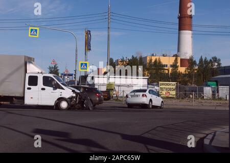 Sankt Petersburg, Russland - Juni 2019: Unfall auf dem Weg der wütende Treiber. Stockfoto