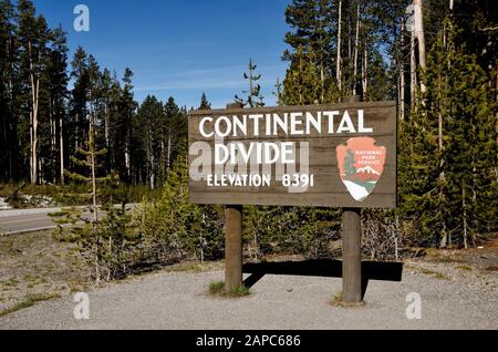 Schild mit der Linie, die Flüsse trennt, die in östlicher Richtung von denen in westlicher Richtung fließen Stockfoto