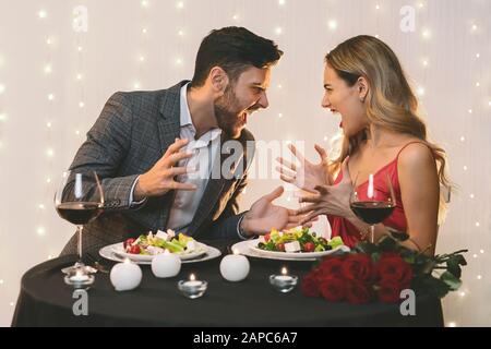 Wütende Paare streiten während eines romantischen Abendessens im Restaurant Stockfoto