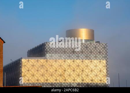 Die neue Bibliothek von Birmingham, umgeben von Winternebel, Birmingham West Midlands England UK Stockfoto